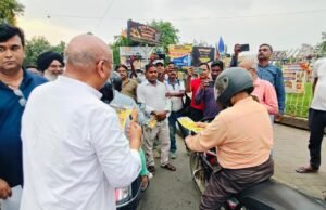 टाटानगर रेलवे स्टेशन पर ट्रेन लेटलतीफी