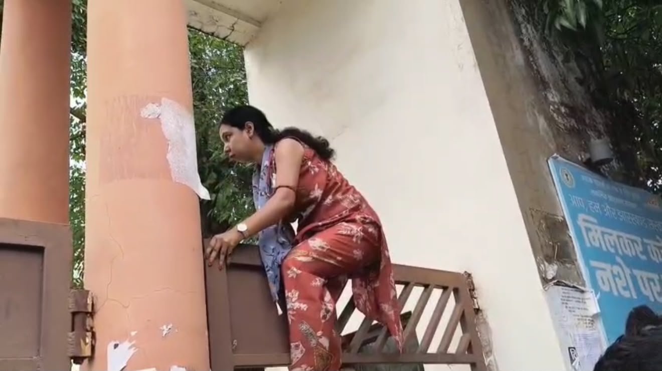 ग्रेजुएट कॉलेज जमशेदपुर में बीएड प्रवेश परीक्षा को लेकर प्रदर्शन करते अभ्यर्थी