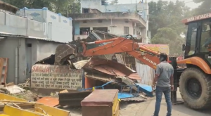 जमशेदपुर के भालूबासा में अतिक्रमण हटाती जेएनएसी और जुस्को की टीम।