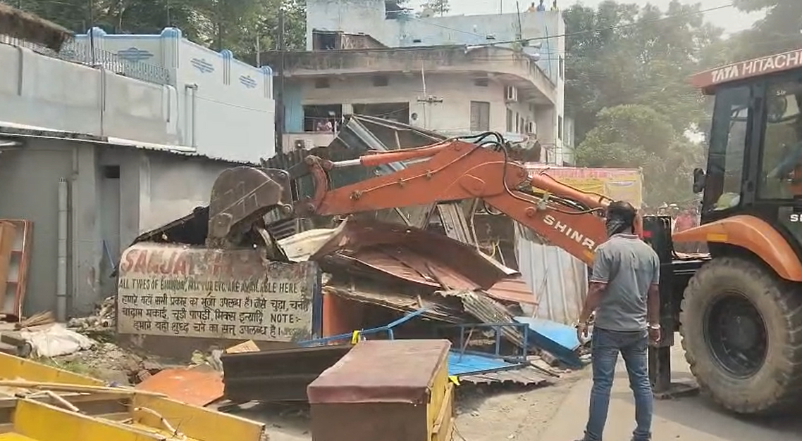जमशेदपुर के भालूबासा में अतिक्रमण हटाती जेएनएसी और जुस्को की टीम।