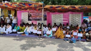 जमशेदपुर के टाटानगर स्टेशन के पास बागबेड़ा जलापूर्ति योजना चालू करने के लिए धरना देते ग्रामीण।