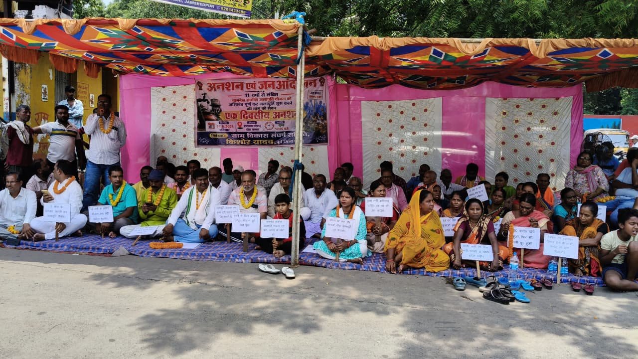 जमशेदपुर के टाटानगर स्टेशन के पास बागबेड़ा जलापूर्ति योजना चालू करने के लिए धरना देते ग्रामीण।