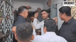 जमशेदपुर के बिष्टुपुर में टाटा स्टील क्वार्टर से ट्रैफिक पुलिस जवान का अवैध कब्जा हटाती यूआईएसएल की टीम।