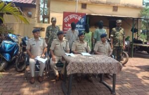 चाईबासा के बड़ाजामदा में पुलिस द्वारा बरामद की गई 7 चोरी की मोटरसाइकिलें और गिरफ्तार आरोपी।