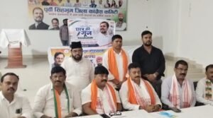 जमशेदपुर के तिलक पुस्तकालय कांग्रेस कार्यालय में प्रेसवार्ता को संबोधित करते सतीश पॉल मुंजनी और अवधेश सिंह।