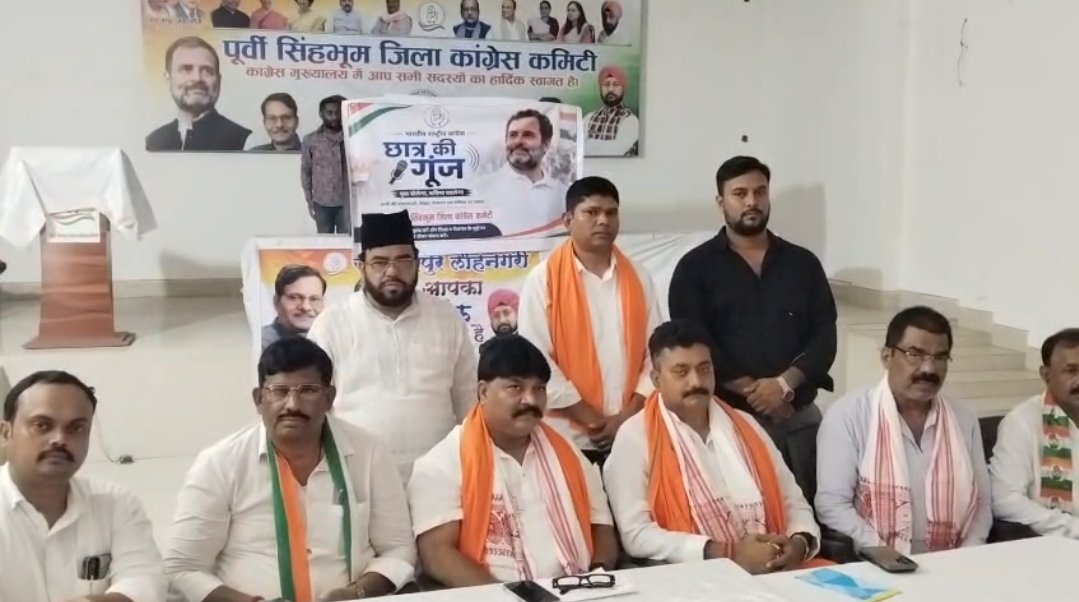 जमशेदपुर के तिलक पुस्तकालय कांग्रेस कार्यालय में प्रेसवार्ता को संबोधित करते सतीश पॉल मुंजनी और अवधेश सिंह।