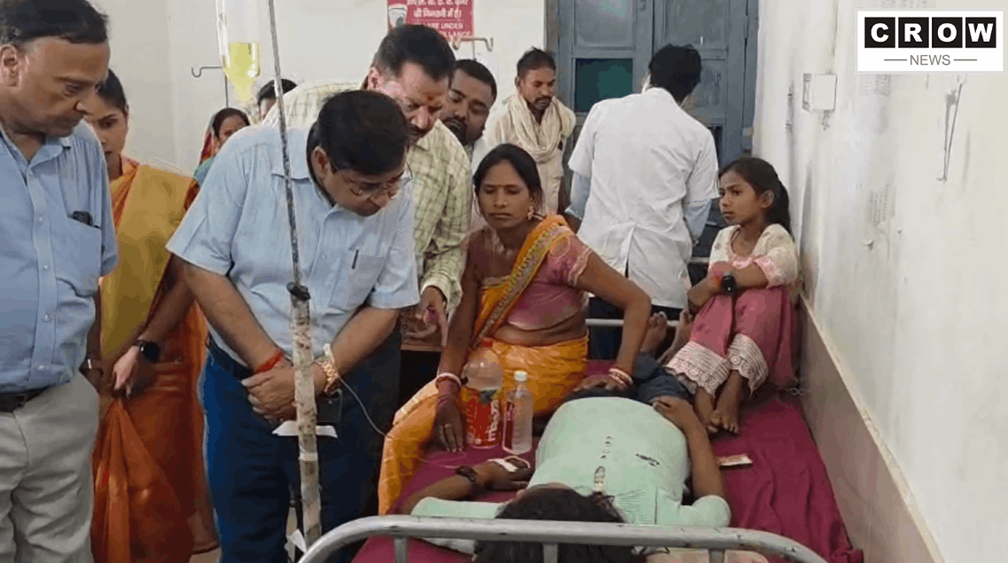 गढ़वा के कस्तूरबा गांधी आवासीय विद्यालय में छात्राओं की तबीयत बिगड़ने के बाद जांच करते अधिकारी