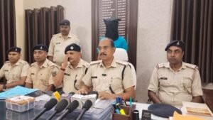 जमशेदपुर के गोलमुरी में रामदेव बगान गोलीकांड के मुख्य आरोपी शुभम कुमार को हथियार के साथ गिरफ्तार करती पुलिस।