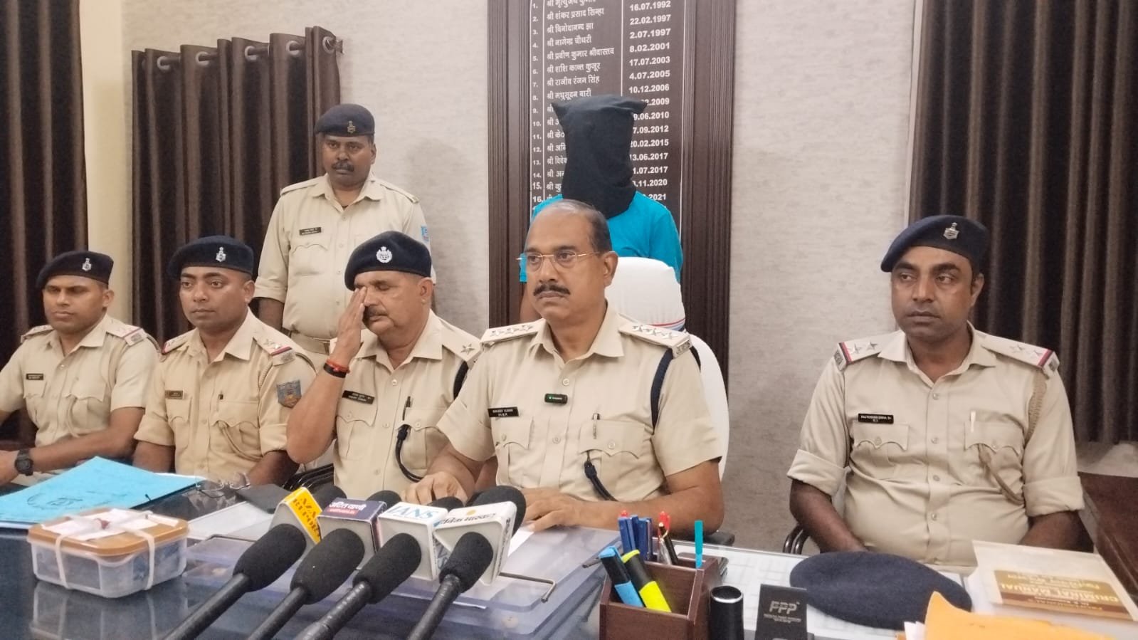 जमशेदपुर के गोलमुरी में रामदेव बगान गोलीकांड के मुख्य आरोपी शुभम कुमार को हथियार के साथ गिरफ्तार करती पुलिस।