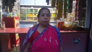 जमशेदपुर के सिधगोड़ा क्षेत्र में महिला से सोने की चेन छीनने के बाद जांच करती पुलिस
