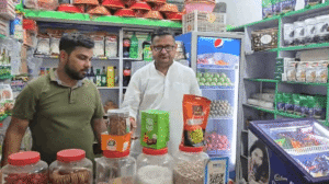 जमशेदपुर के मानगो डिमना रोड पर दुकान में हुई चोरी की जांच करती उलीडीह थाना पुलिस।