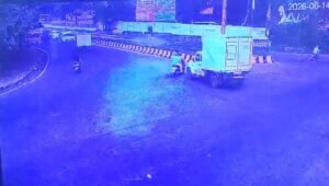 जमशेदपुर के गोलमुरी में सड़क हादसे के बाद जांच में जुटी पुलिस।