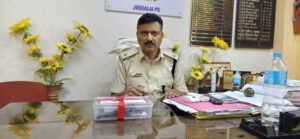 जमशेदपुर के जुगसलाई में पार्वती घाट के पास कट्टा और कारतूस के साथ गिरफ्तार किशोर की खबर का मुख्य डिजिटल न्यूज़ बैनर।