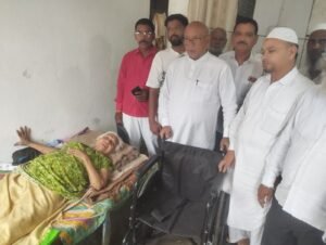जमशेदपुर में सरयू राय ने कनीज फातिमा को व्हीलचेयर भेंट की