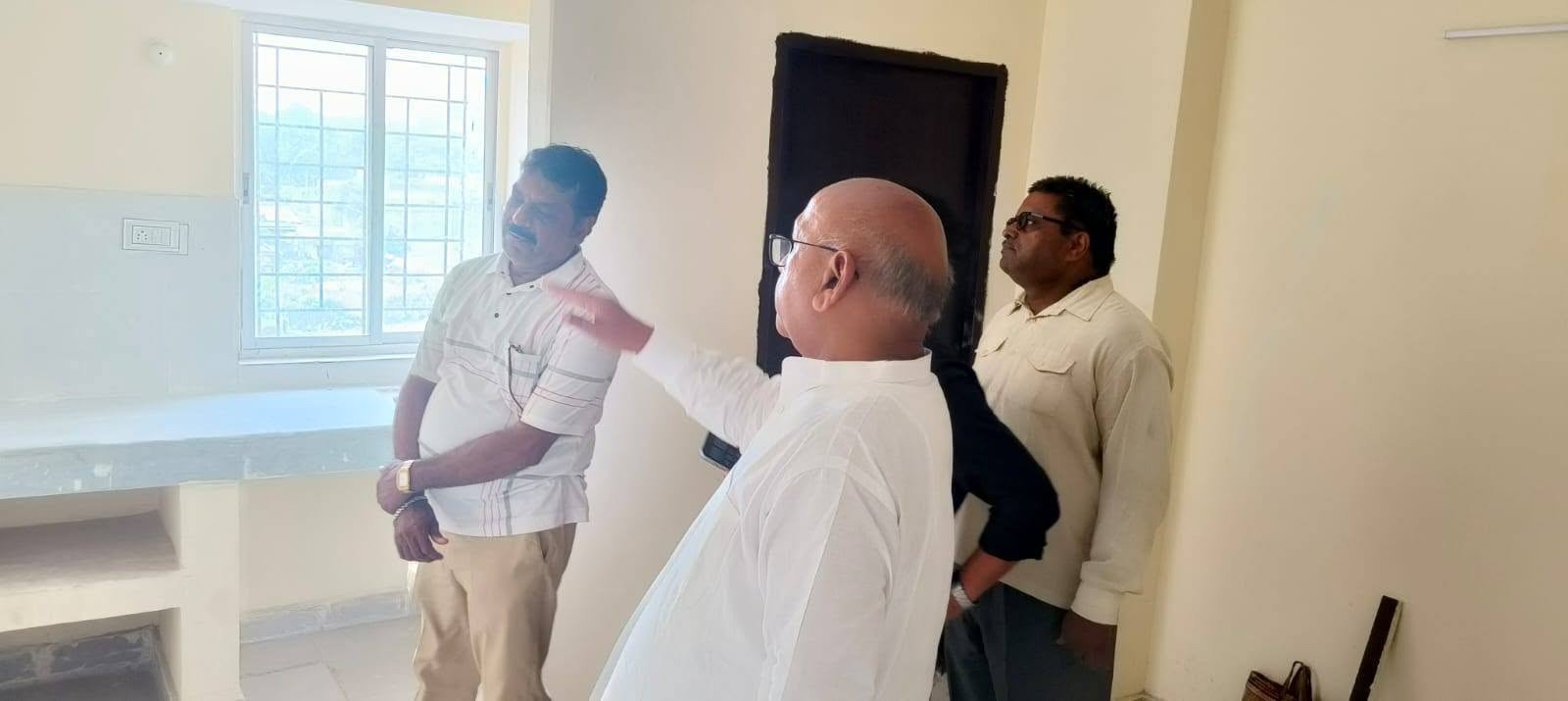 जमशेदपुर में प्रधानमंत्री आवास योजना के फ्लैटों का निरीक्षण करते विधायक सरयू राय।
