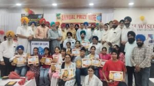 जमशेदपुर में सिख विजडम अकादमी के सम्मान समारोह में मेधावी विद्यार्थियों को सम्मानित करते अतिथि