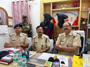 सोनारी पुलिस की गिरफ्त में पर्स छीनने के आरोपी