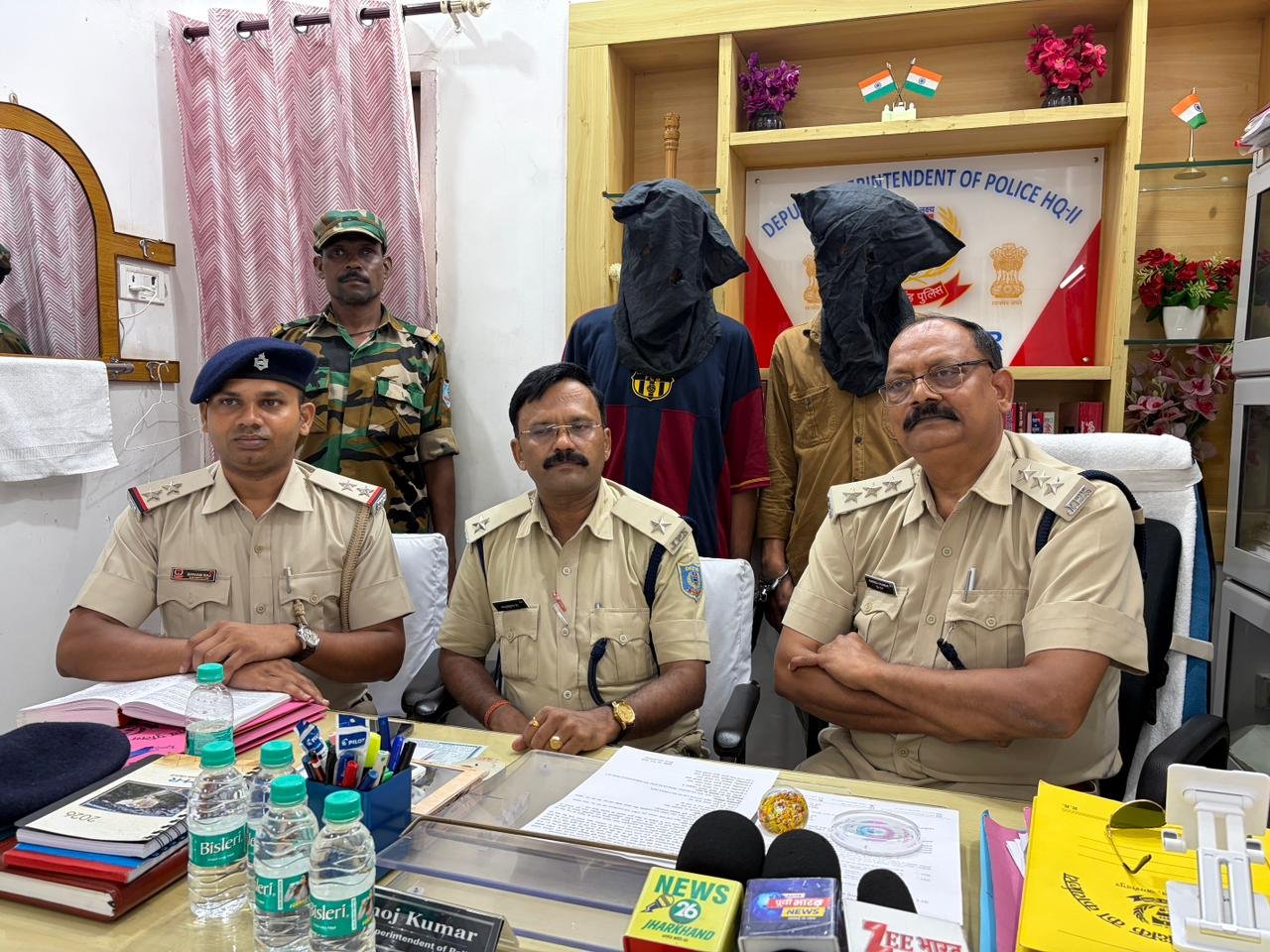 सोनारी पुलिस की गिरफ्त में पर्स छीनने के आरोपी
