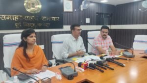 जमशेदपुर में मतदाता सूची पुनरीक्षण अभियान को लेकर प्रेस वार्ता करते उपायुक्त राजीव रंजन।