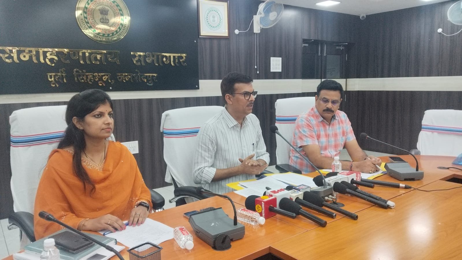 जमशेदपुर में मतदाता सूची पुनरीक्षण अभियान को लेकर प्रेस वार्ता करते उपायुक्त राजीव रंजन।