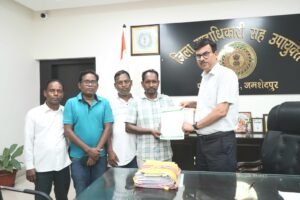 जन शिकायत निवारण दिवस में लोगों की समस्याएं सुनते उपायुक्त राजीव रंजन