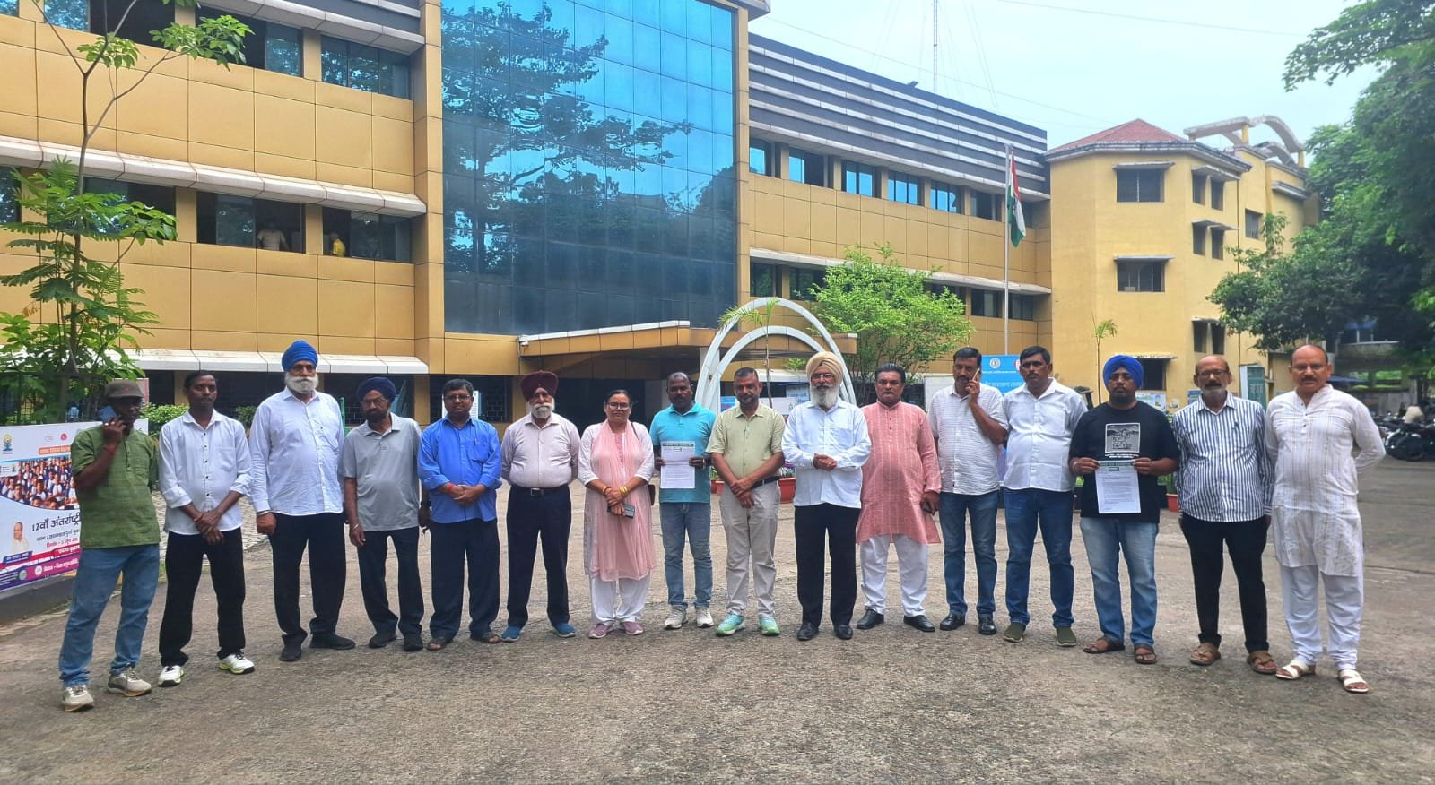 जमशेदपुर में उपायुक्त को पेट्रोल की गुणवत्ता जांच के लिए ज्ञापन सौंपते जदयू नेता कुलविंदर सिंह पन्नू और कार्यकर्ता।