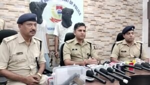 जुगसलाई में अवैध हथियार गिरोह के दो आरोपियों को गिरफ्तार करती पुलिस