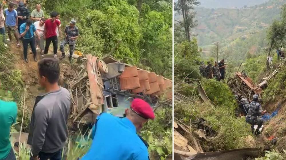 नेपाल के काभ्रे जिले में बीपी राजमार्ग के पास गहरी खाई में गिरी यात्री बस।