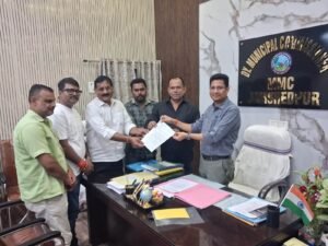 मानगो में बड़े नालों की सफाई को लेकर बैठक करते अधिकारी और जनप्रतिनिधि