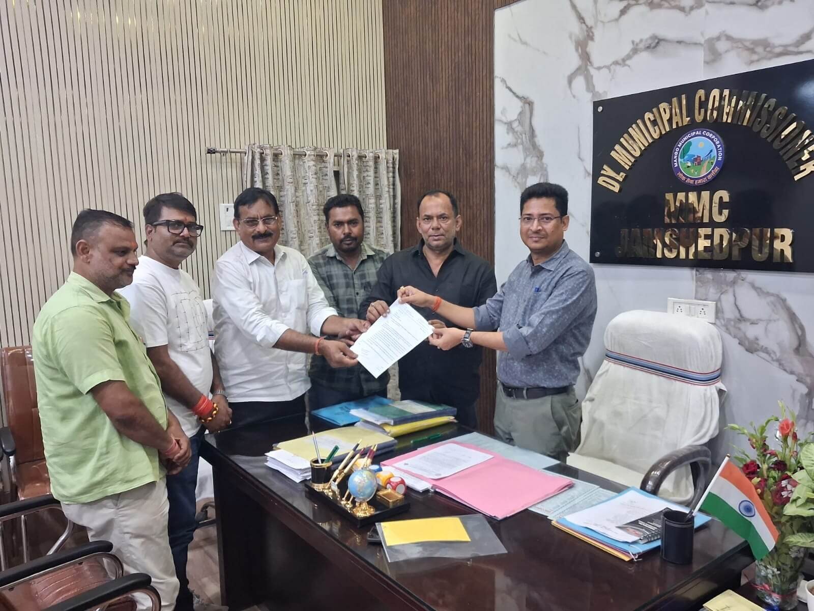 मानगो में बड़े नालों की सफाई को लेकर बैठक करते अधिकारी और जनप्रतिनिधि