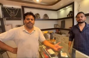 जमशेदपुर के मानगो में चोरी की शिकार हुई ज्वेलर्स दुकान की कटी हुई छत।