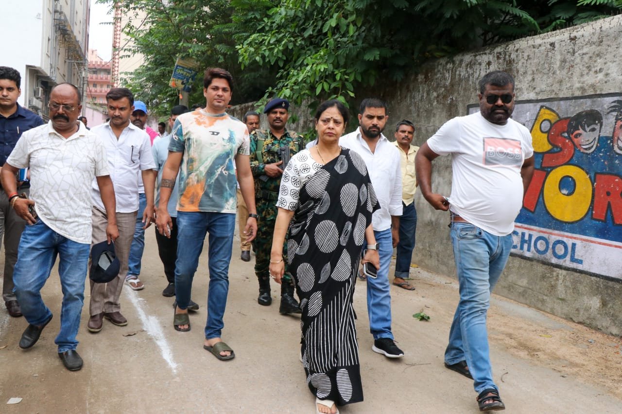 जमशेदपुर के मानगो में शहरी जलापूर्ति योजना के तहत बिछाई जा रही मुख्य पाइपलाइन का दृश्य।
