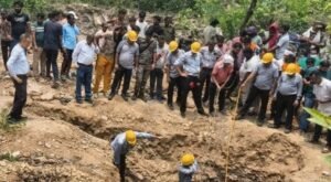 रामगढ़ में बंद कोयला खदान के बाहर बचाव कार्य में जुटी रेस्क्यू टीम।
