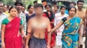 रांची के ओरमांझी में चोरी के आरोप में पकड़े गए युवक को ग्रामीणों द्वारा महिला के कपड़े पहनाने की घटना का मुख्य समाचार बैनर।