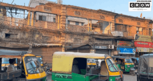 जमशेदपुर के व्यस्त साकची गोलचक्कर के पास स्थित जर्जर शंकर भवन की खतरनाक स्थिति।