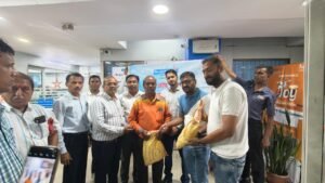 जमशेदपुर में बैंक ऑफ इंडिया परिसर में व्यापारियों को सिक्के वितरित करते सिंहभूम चैम्बर के पदाधिकारी।
