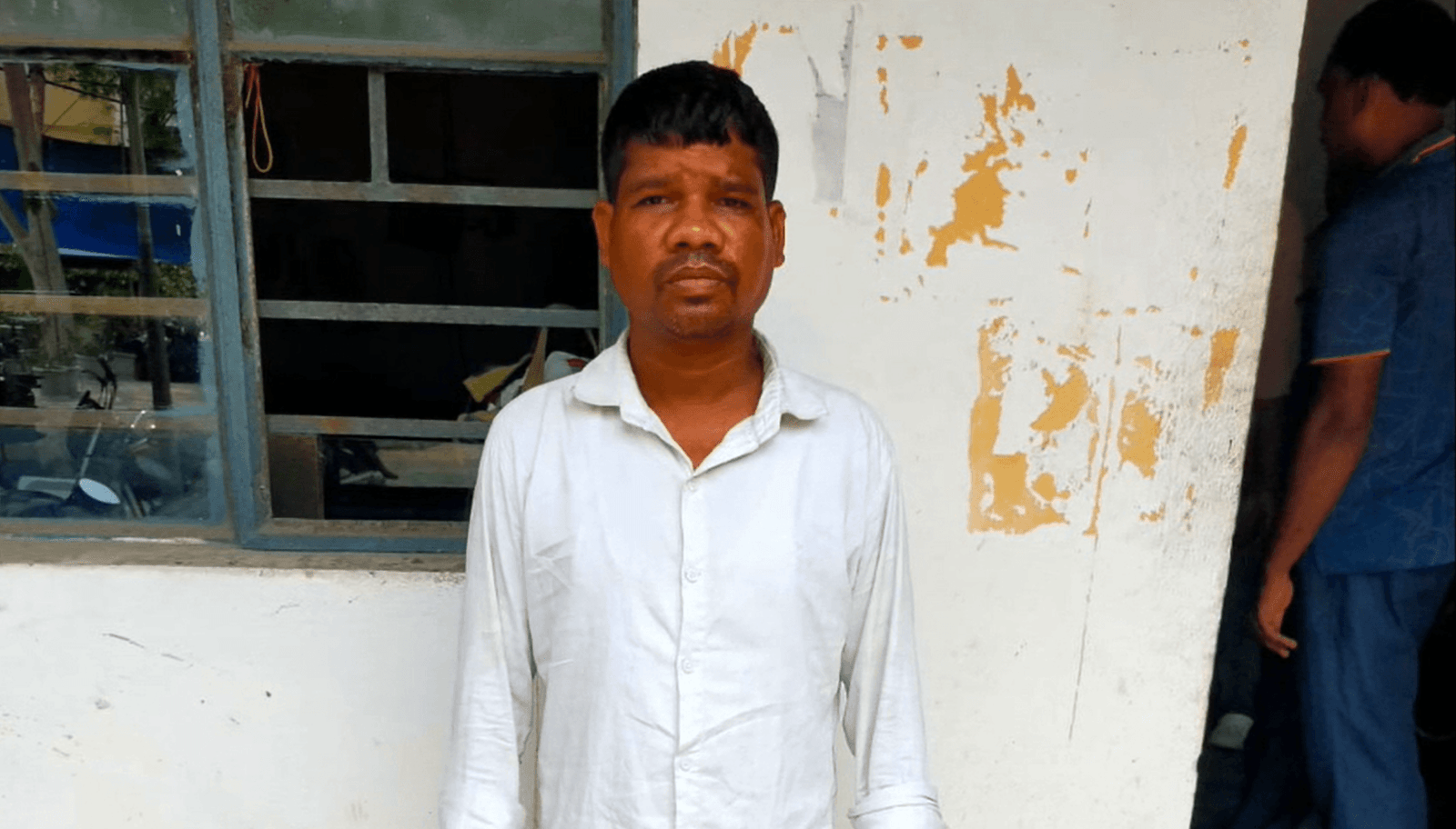 सोनारी में भाई की हत्या मामले की जांच करती पुलिस
