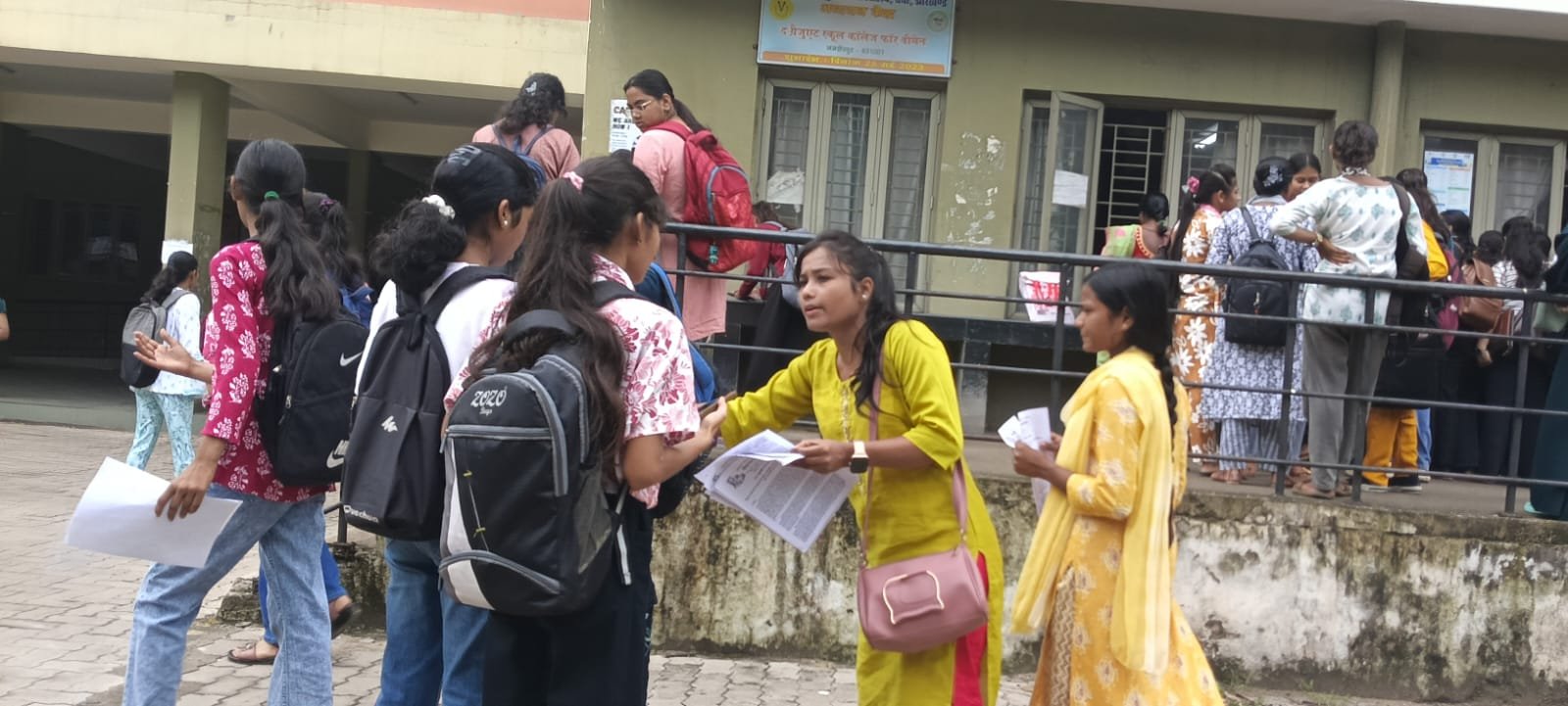 जमशेदपुर में महिलाओं की सुरक्षा को लेकर जागरूकता अभियान चलाते AIDSO के कार्यकर्ता