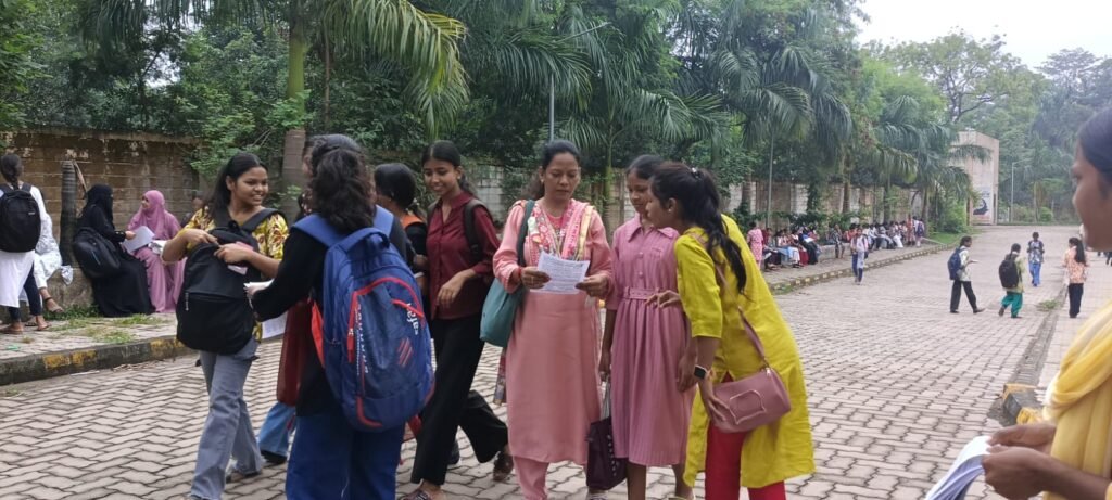 जमशेदपुर में महिलाओं की सुरक्षा को लेकर जागरूकता अभियान चलाते AIDSO के कार्यकर्ता