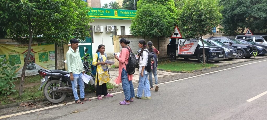 जमशेदपुर में महिलाओं की सुरक्षा को लेकर जागरूकता अभियान चलाते AIDSO के कार्यकर्ता