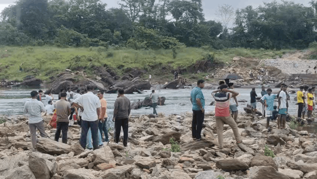 सरायकेला-खरसावां के आसंगी चेक डैम में दो बच्चों की तलाश में चलाया जा रहा रेस्क्यू अभियान