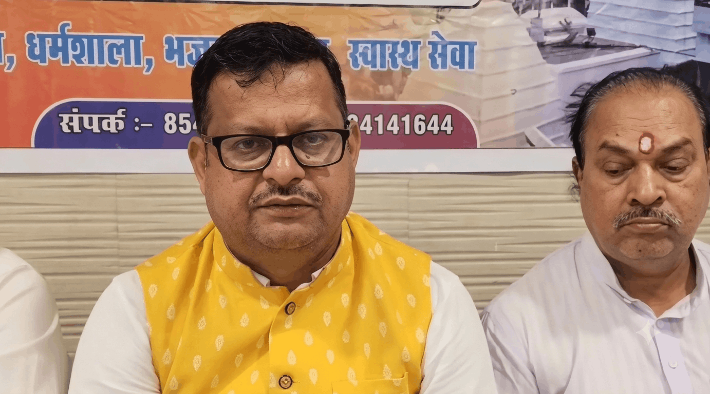 जमशेदपुर में 1001 श्रद्धालुओं की नि:शुल्क कांवर यात्रा की जानकारी देते बाबा बैद्यनाथ सेवा संघ के पदाधिकारी