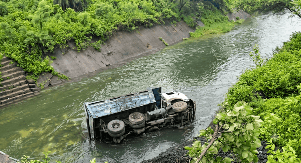 चांडिल के चैनपुर पुल से कैनाल में गिरा कोयला लदा हाईवा