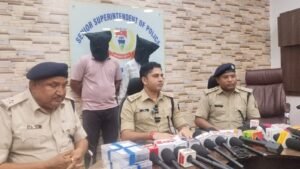 साइबर ठगी मामले में गिरफ्तार आरोपियों की जानकारी देते पुलिस अधिकारी