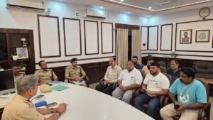 डीडी बार हत्याकांड में हिमांशु सिंह के परिजनों से मुलाकात करते वरिष्ठ पुलिस अधिकारी