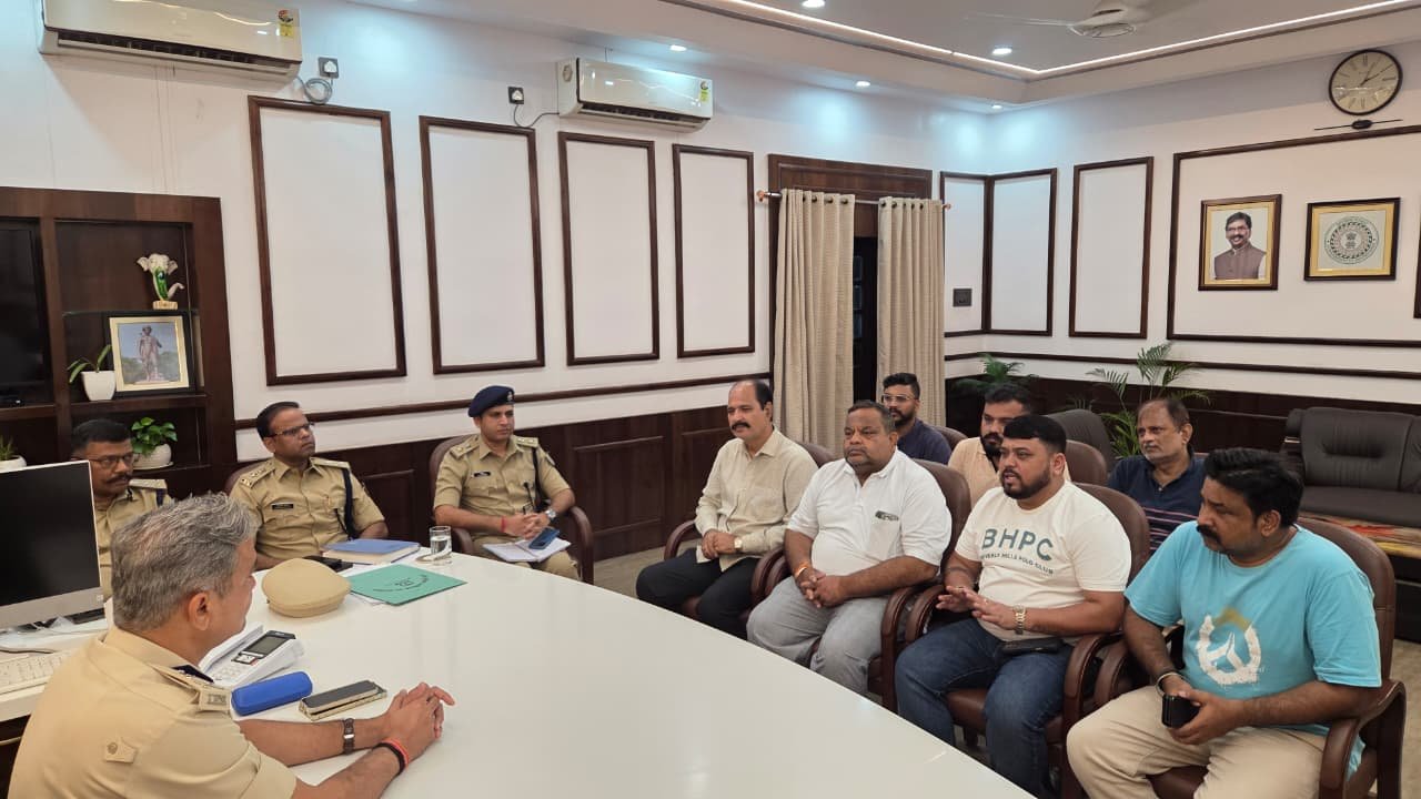 डीडी बार हत्याकांड में हिमांशु सिंह के परिजनों से मुलाकात करते वरिष्ठ पुलिस अधिकारी