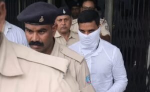 डीडी बार हत्याकांड के मुख्य आरोपी विश्वनाथ मंडल के सरेंडर के बाद न्यायालय परिसर