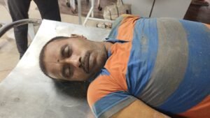 डिमना में पाइपलाइन कार्य के दौरान करंट लगने की घटना के बाद जांच करती पुलिस