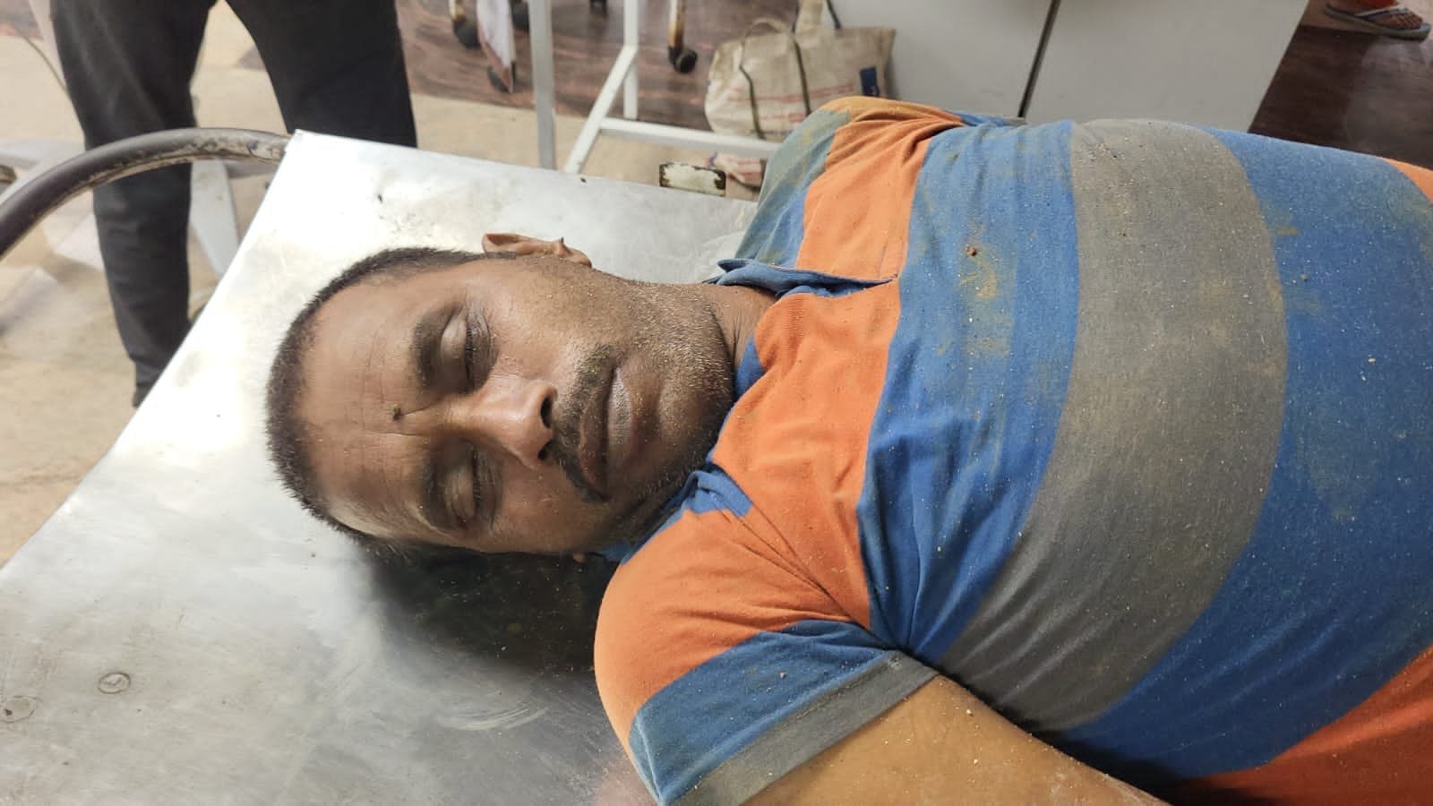 डिमना में पाइपलाइन कार्य के दौरान करंट लगने की घटना के बाद जांच करती पुलिस