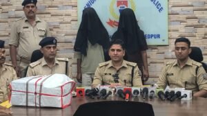 मानगो में पुलिस द्वारा बरामद की गई नकली सिगरेट की खेप